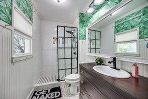 Shower, jetted bath, hair dryer, towels - Walking distance to everything in downtown Frisco. Vintage Charmer! (Frisco)