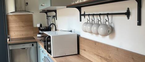 Refrigerador, microondas, placa de cocina, lavavajillas