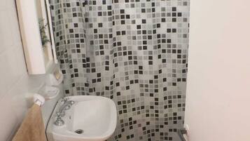 Ducha, secador de pelo, bidet, toallas