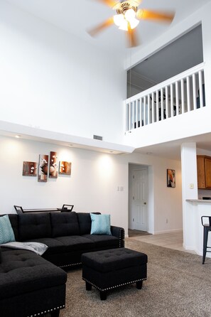 Smart TV, chimenea, libros y estéreo 