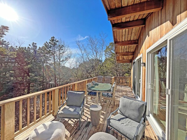 Outdoor dining - Nestled among the pitch pines, southern exposure, steps from Old Wharf beaches! (Wellfleet)