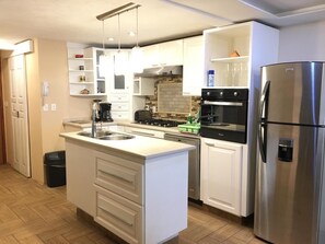 Fridge, oven, stovetop, coffee/tea maker
