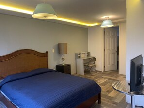 2 soverom, skrivebord, strykejern/-brett og wi-fi (inkludert)