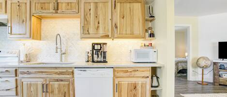 Køleskab, mikrobølgeovn, ovn, kogeplade