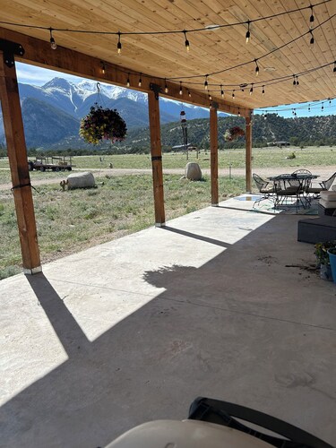 Cozy retreat, hot springs adjacent, close to all types of adventures! 