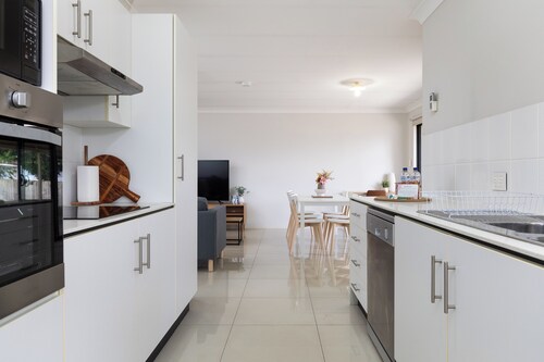 2 Bdr Apt! Full Kitchen! Covered Parking! 6BS2