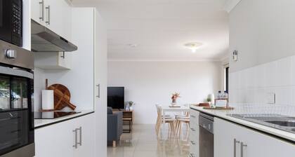 2 Bdr Apt! Full Kitchen! Covered Parking! 6AS2