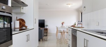 2 Bdr Apt! Kitchen! Undercover Parking! 6AS2