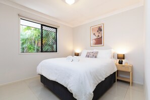 3 bedrooms, desk, iron/ironing board, free WiFi - 3 Bdr Apt! Full Kitchen! Covered Parking! 6BS3 (Acacia Ridge)