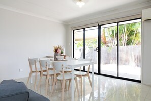 Dining - 3 Bdr Apt! Full Kitchen! Covered Parking! 6BS3 (Acacia Ridge)