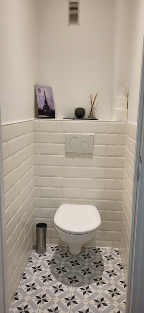 Shower, hair dryer, towels, soap - 2 bedrooms apartment in Colombes, private car park, 10' walk from train station (Colombes)