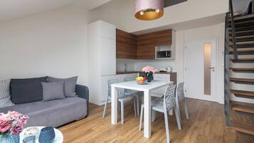 Ducha, secador de pelo, toallas, jabón