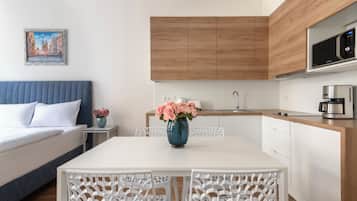 Deluxe appartement | Privékeuken | Een mini-koelkast, een magnetron, een kookplaat, een vaatwasser