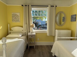 5 Schlafzimmer, Schreibtisch, Bügeleisen/Bügelbrett, Reisekinderbett
