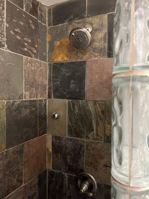 Shower, jetted bath, hair dryer, towels - Oasis in Benton Park/Soulard (St. Louis)