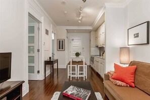 Smart TV - Luxury Private Residence in Historic Toronto Building. Full Service Available (Toronto)