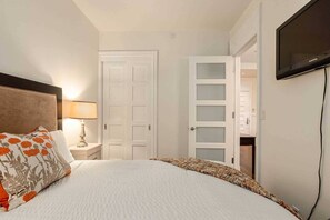 1 bedroom, iron/ironing board, free WiFi, bed sheets - Luxury Private Residence in Historic Toronto Building. Full Service Available (Toronto)