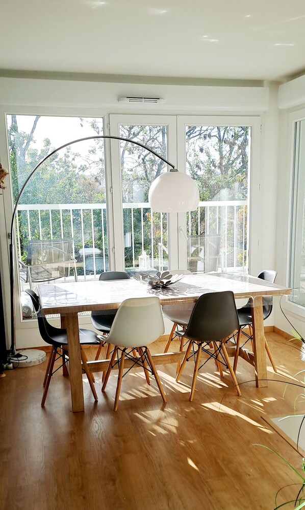 Dining - Proche Sites des JO : Appartement Lumineux 3 Chambres, Terrasse, vue et Parking (Villemomble)