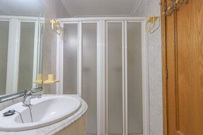 Dusche, Haartrockner, Bidet, Handtücher