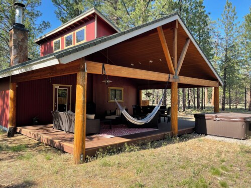 Cozy Hideaway w/outdoor living and hot tub! Close to skiing and hiking.
