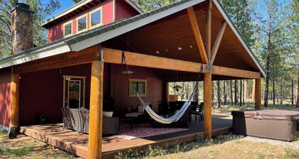 Cozy Hideaway w/outdoor living and hot tub! Close to skiing and hiking.