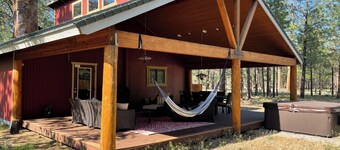 Cozy Hideaway w/outdoor living and hot tub! Close to skiing and hiking.