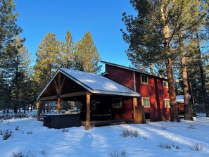 Exterior - Cozy Hideaway w/outdoor living and hot tub! Close to skiing and hiking. (Sisters)