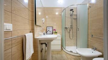 Dusche, Haartrockner, Bidet, Handtücher