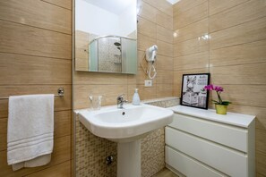 Dusche, Haartrockner, Bidet, Handtücher