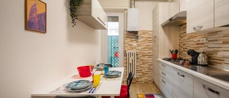 Køleskab, mikrobølgeovn, ovn, kogeplade