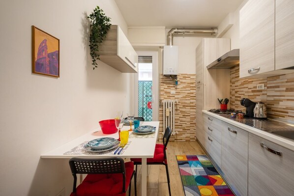 Jääkaappi, mikroaaltouuni, uuni, liesi