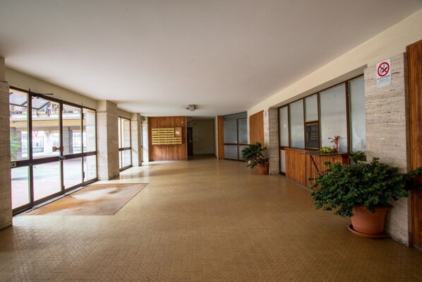 Lobby - Two-room apartment with pop art vibes (Verona)