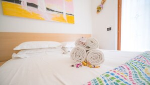 2 室のベッドルーム、アイロン / アイロン台、WiFi、ベッドシーツ
