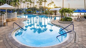 Una piscina al aire libre, una piscina climatizada