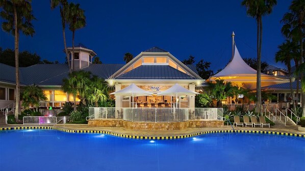 Een buitenzwembad en een verwarmd zwembad