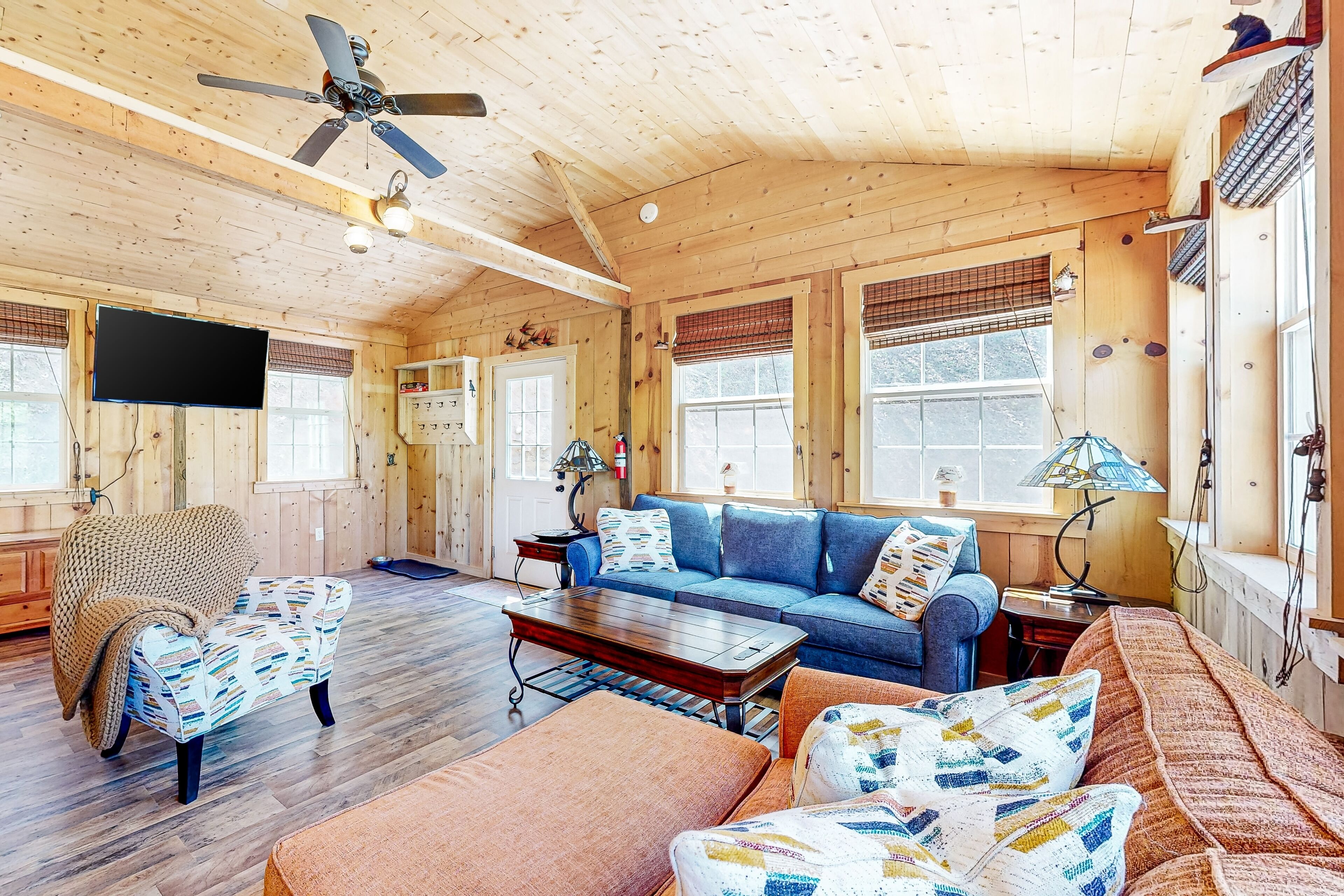 Secluded dog-friendly cabin near golf with enclosed yard, firepit & washer/dryer