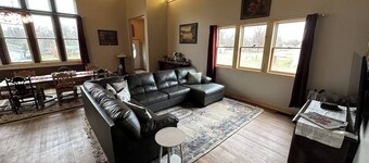 Sanctuary Parish 18Ft ceilings, 5 bedrooms, & 3 baths