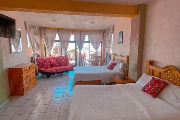 Caja de seguridad en la habitación y tabla de planchar con plancha