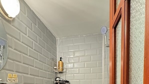 Un baño con inodoro, lavamanos y ducha.