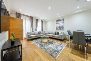 Romantisch huis, 2 slaapkamers | Privékeuken | Een koelkast, een microgolfoven, een oven, een kookplaat