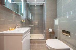 Maison romantique, 2 chambres | Salle de bain | Douche cascade, séchoir à cheveux, serviettes fournies, savon