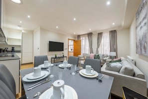 Maison Romantique, 2 chambres | Coin séjour | TV connectée