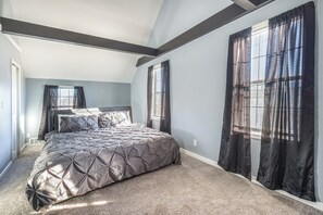 Room - CLEVELAND CHARMER  -  Pet Friendly  
 (Cleveland)