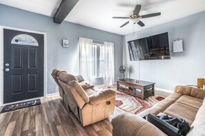 Living area - CLEVELAND CHARMER  -  Pet Friendly  
 (Cleveland)