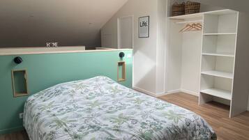 3 bedrooms, desk, iron/ironing board, travel cot