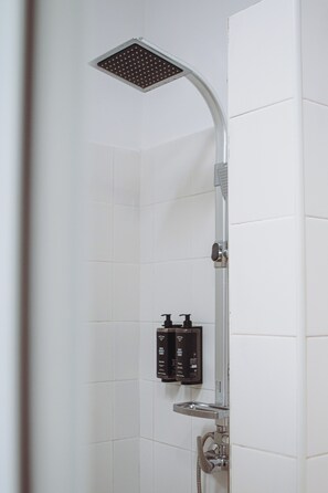 Tienda de campaña, 1 cama matrimonial | Baño | Regadera, regadera tipo lluvia, toallas 