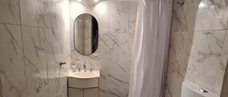 Regadera, secadora de cabello, bidet, toallas