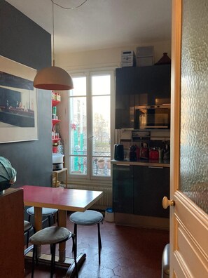 Dining - Terrasse et Appartement Typiquement Parisien (Paris)