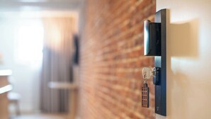Une porte moderne dotée d’une serrure à clé et d’un porte-clés.