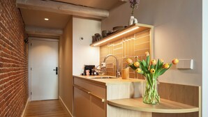 Une cuisine moderne avec un plan de travail en bois, un évier et un vase de tulipes.